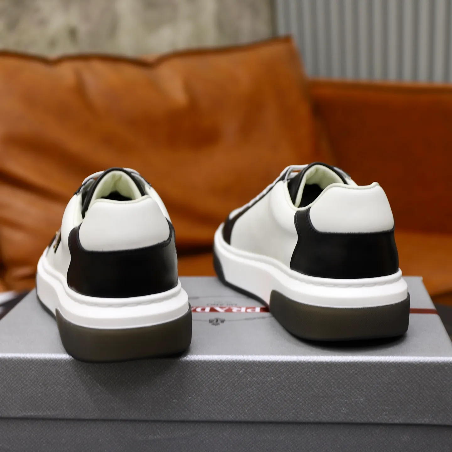 Factory price: 720💰Top original order Brand: PRADA (Prada) Standard code: Men's size 38/44 (45 can be customized) Grade: Same as the official website Material: Original cowhide stitching imported cowhide lining Original combination two-color wear-resistant soft outsole Style category: Leisure and sports version Young fashion European and American trend British style Color: Actual picture color
